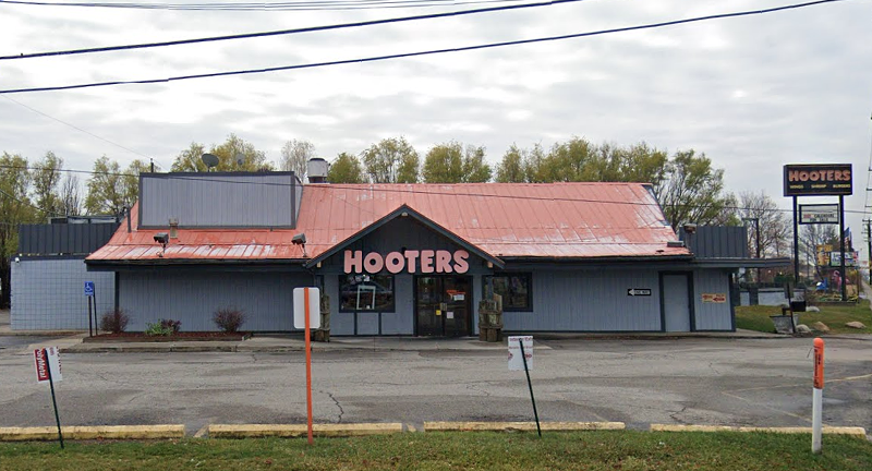 The Roseville Hooters was starting to look a bit worn down. - Google Maps