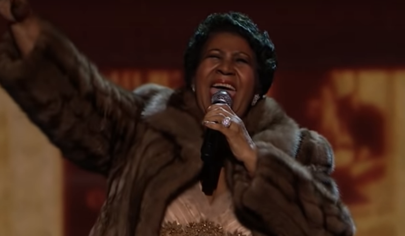 Franklin performing at the Kennedy Center Honors Ceremony in 2015, moments before the "fur coat drop." - Screen grab