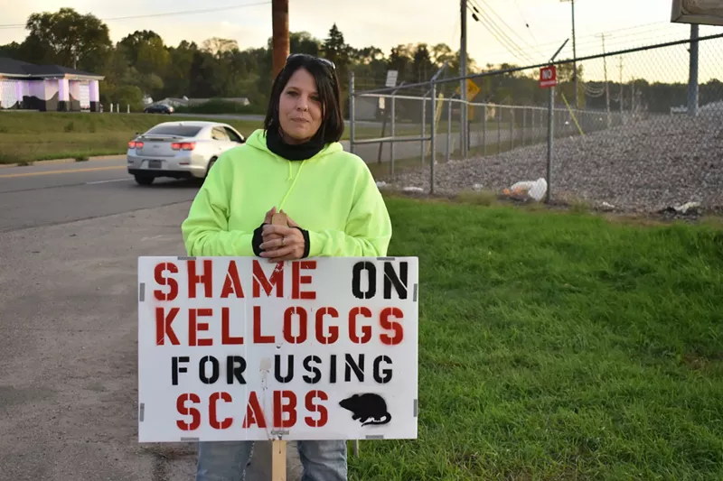Kellogg warehouse crew leader Heather Greene pickets outside of the cereal plant in Battle Creek, Oct. 19, 2021 - LAINA G. STEBBINS/MICHIGAN ADVANCE