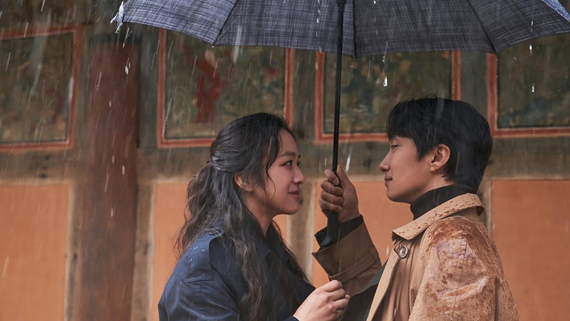 In Decision to Leave, Seo-rae (Tang Wei) is being investigated by detective Hae-jun (Park Hae-il) following the death of her husband. - Courtesy photo