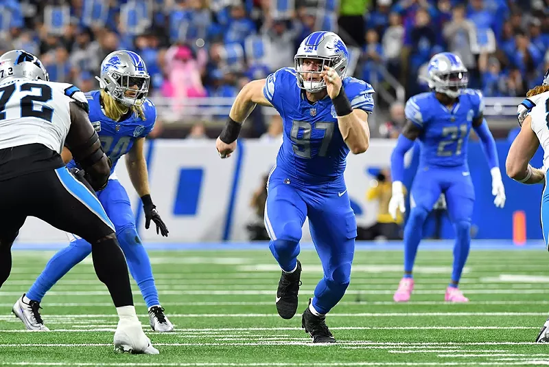 On Sunday, defensive end Aidan Hutchinson of a resurgent Detroit Lions had the key play of the day. - Cal Sport Media / Alamy Stock Photo