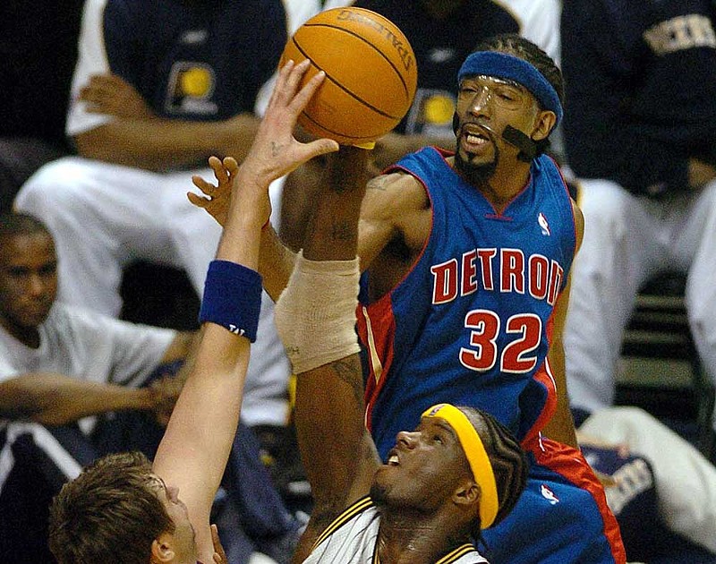 The Pistons’ Richard Hamilton blocks a shot by the Pacers’ Jermaine O’Neal in the Eastern Conference Finals, May 24, 2004. - Zuma Press, Inc./Alamy Stock Photo
