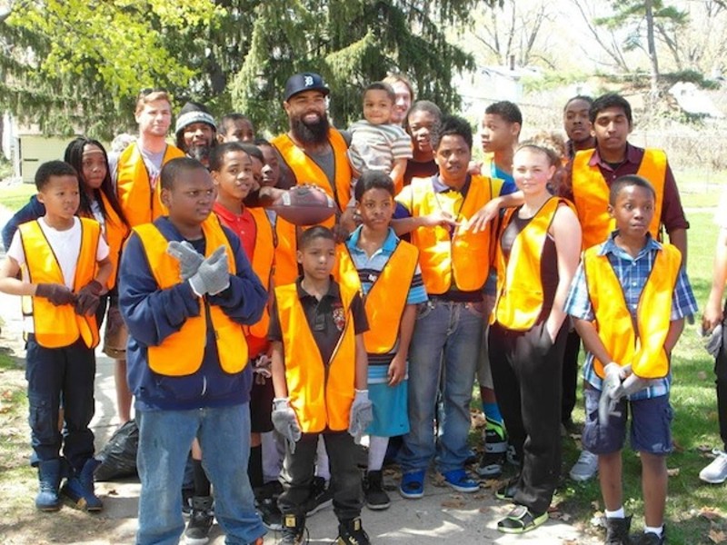 Former Detroit Lion Deandre Levy poses with Hydrate Detroit volunteers. - Photo courtesy Hydrate Detroit