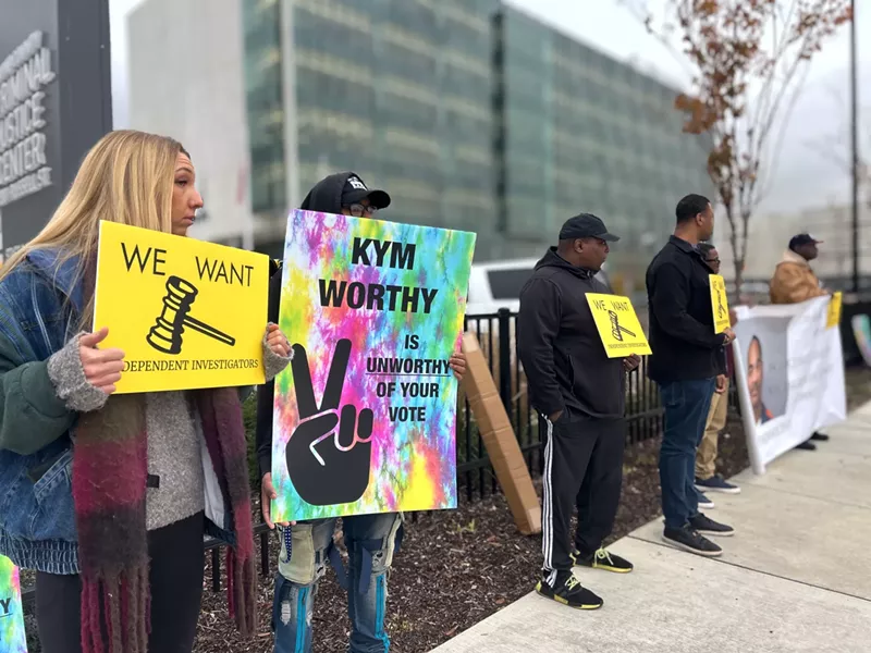 Protesters demand that Wayne County Prosecutor Kym Worthy investigate cases handled by disgraced former Detroit Detective Barbara Simon. - Steve Neavling