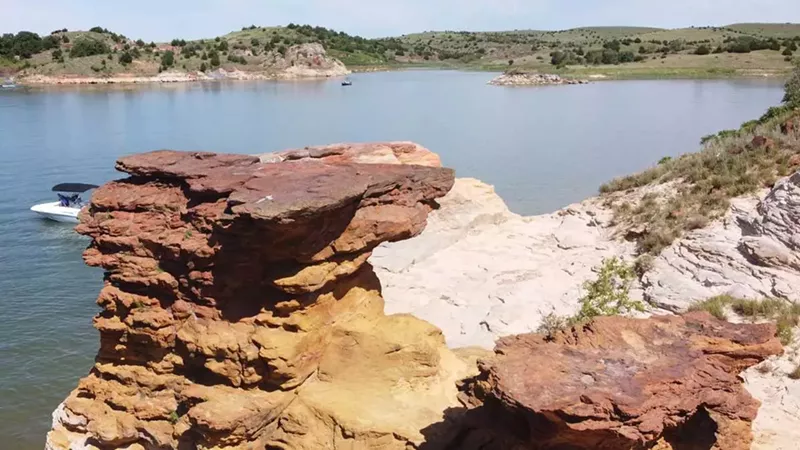 A Nature Lover’s Retreat Nestled in Wilson Lake, Kansas