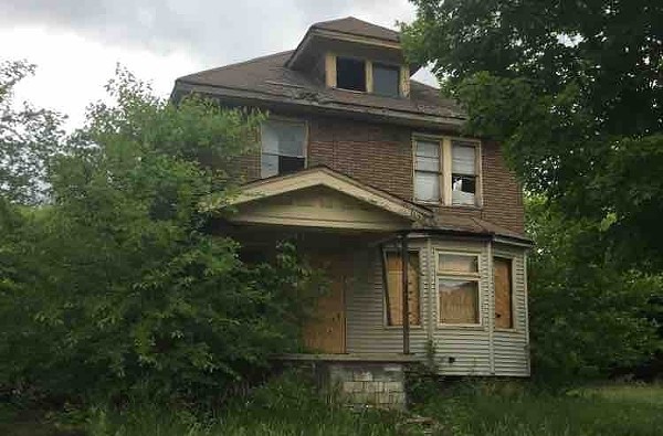 A blighted house owned by the Detroit Land Bank Authority. - VIOLET IKONOMOVA