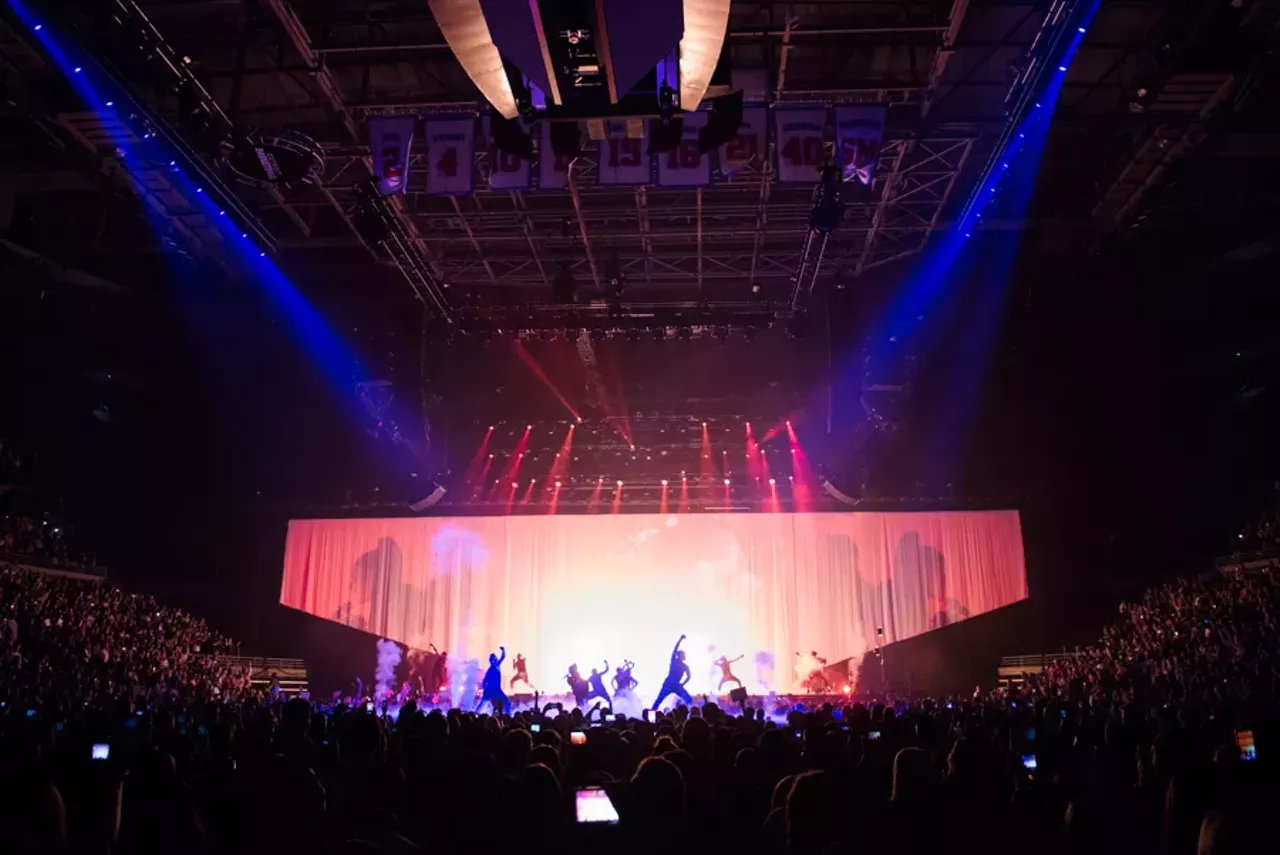 20 dangerous photos of Ariana Grande @ the Palace