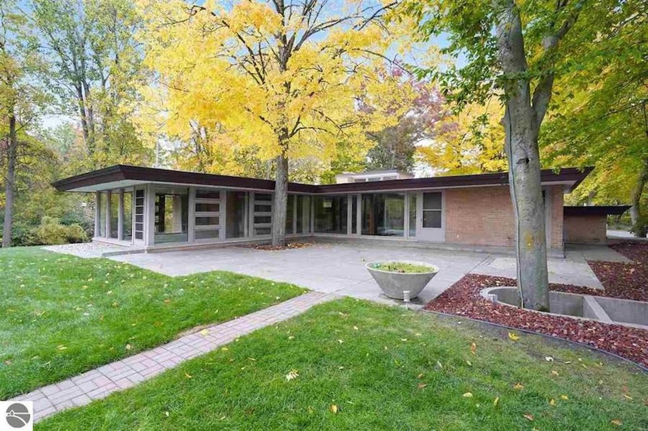 This Mid-Century Modern Mount Pleasant home was designed by a