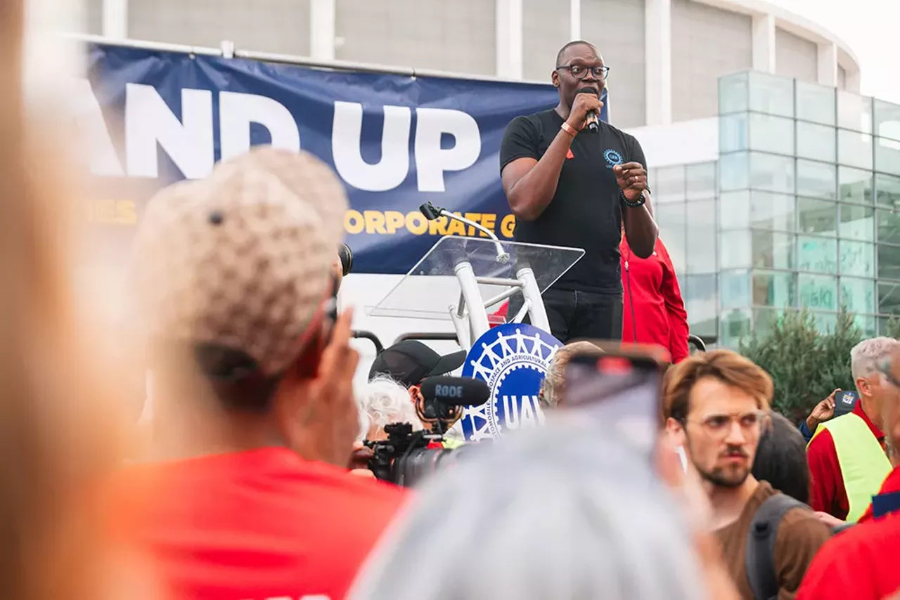 Image: UAW workers rally in support of historic strike in Detroit