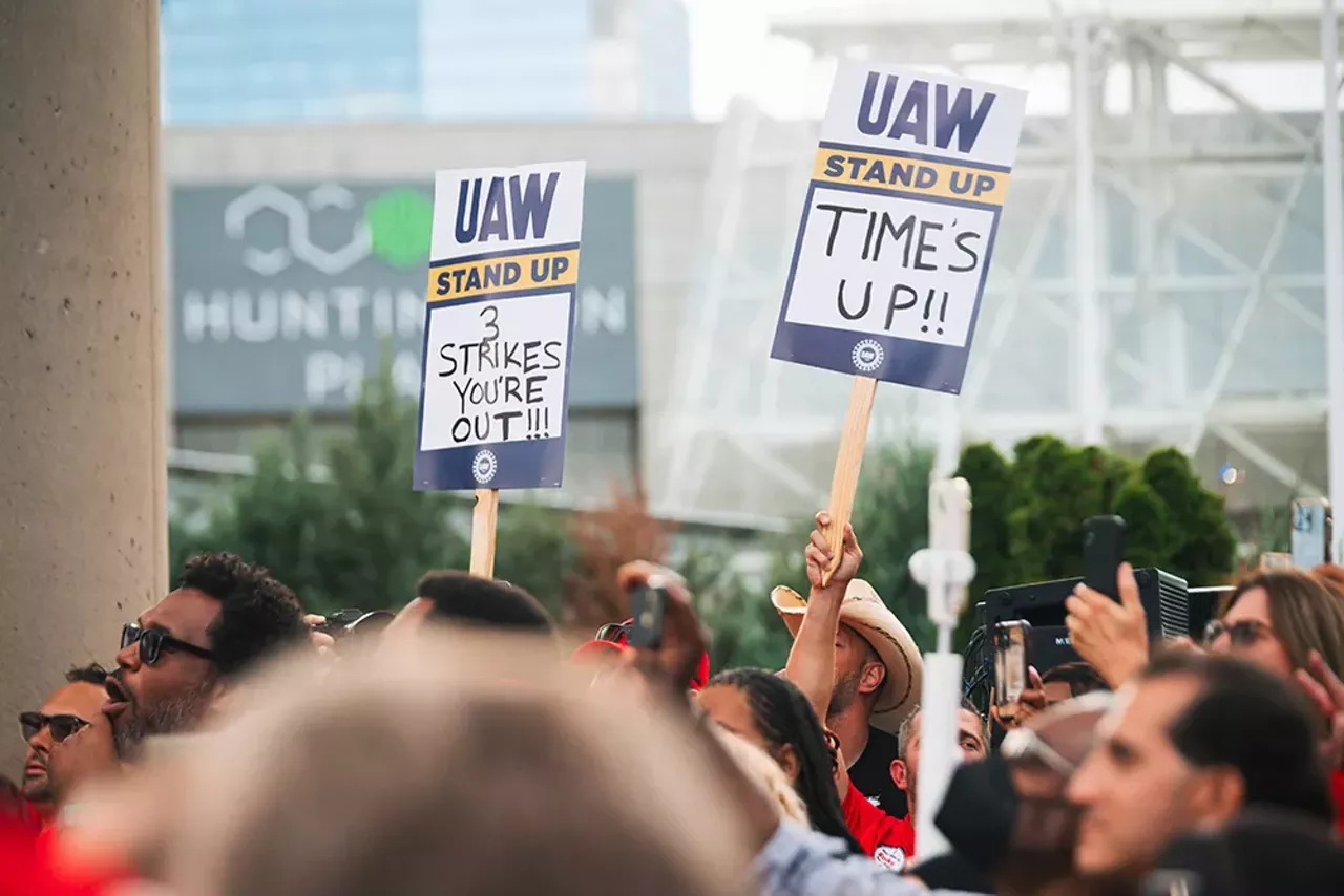 Image: UAW workers rally in support of historic strike in Detroit