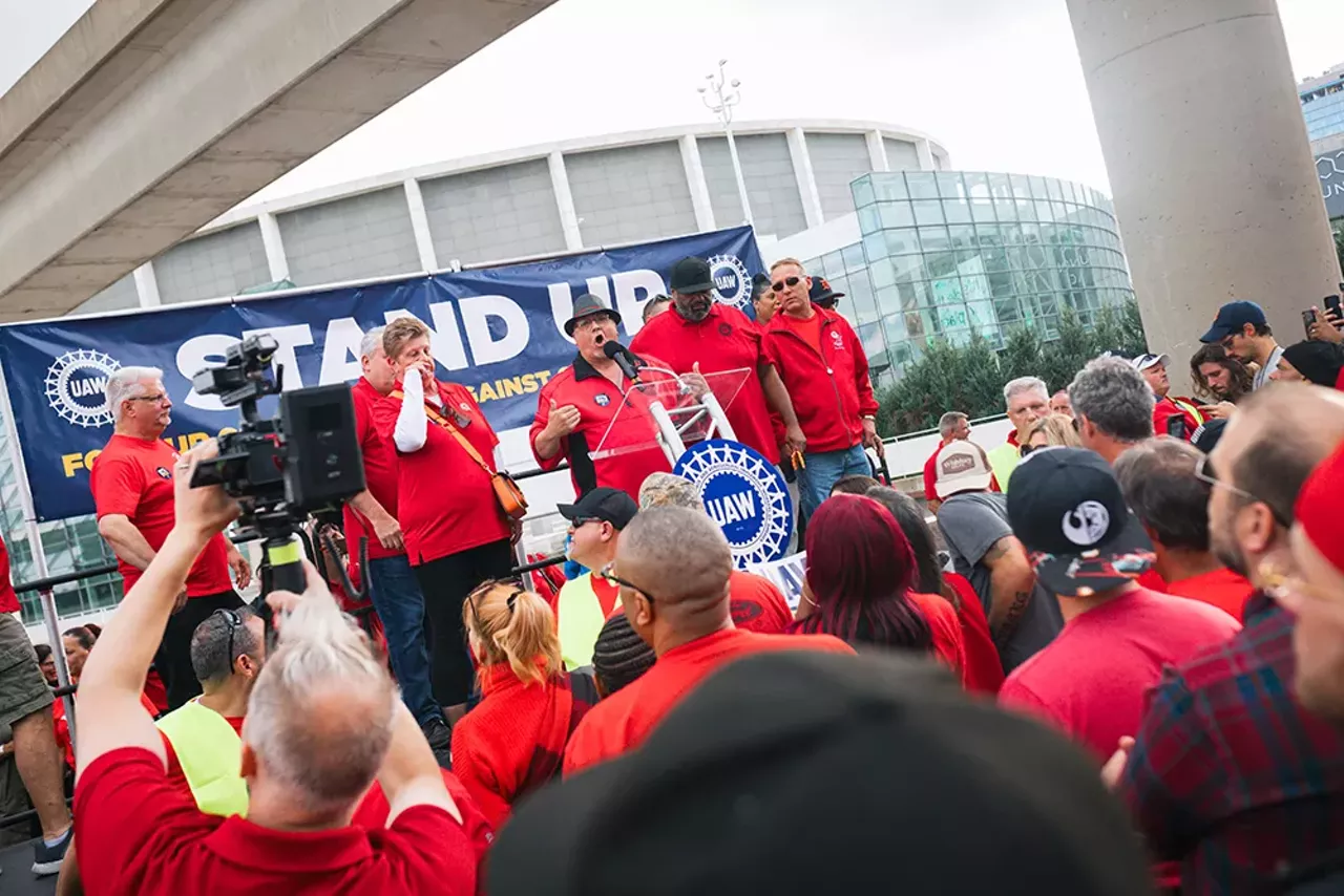 Image: UAW workers rally in support of historic strike in Detroit