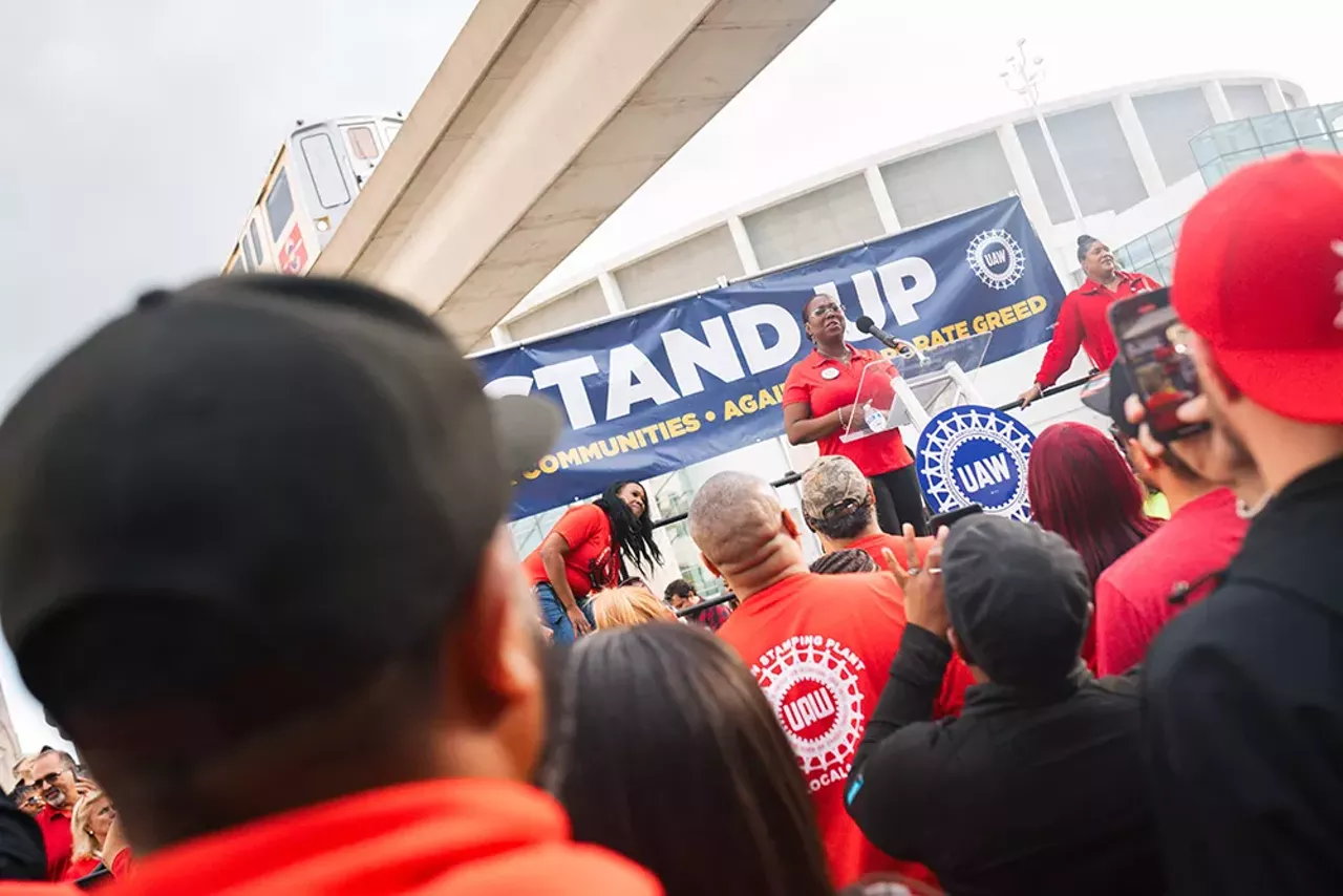 Image: UAW workers rally in support of historic strike in Detroit