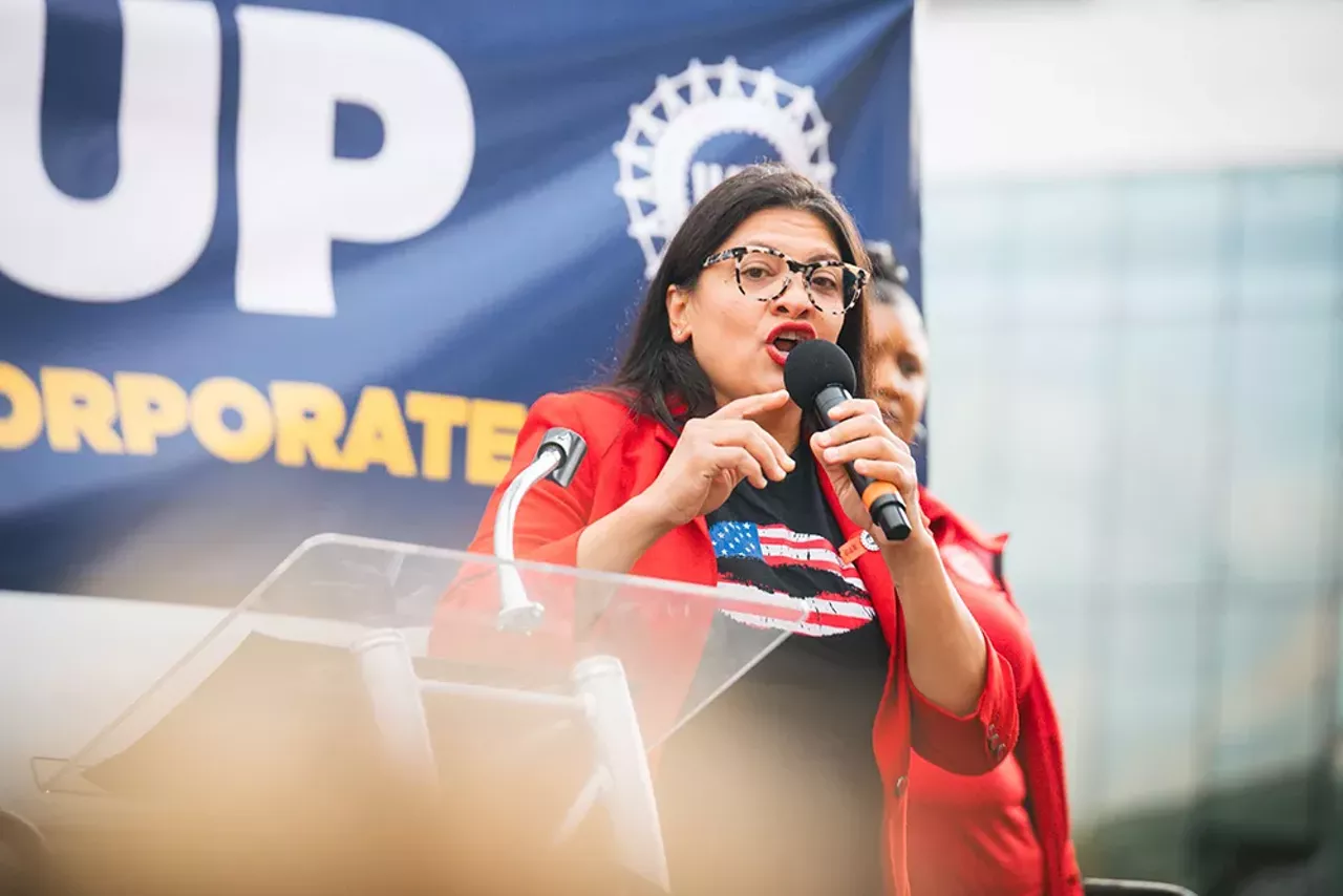 Image: UAW workers rally in support of historic strike in Detroit