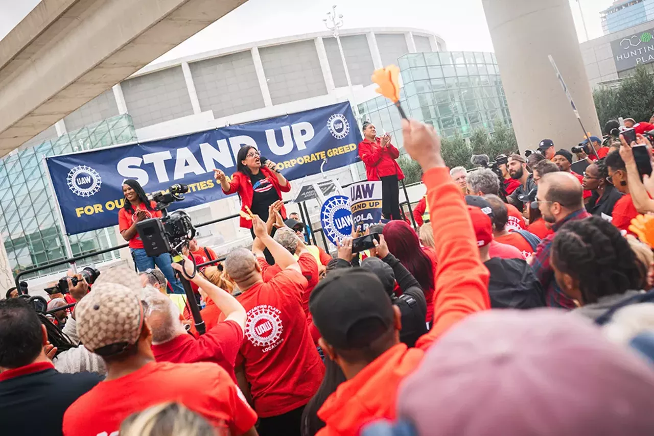 Image: UAW workers rally in support of historic strike in Detroit