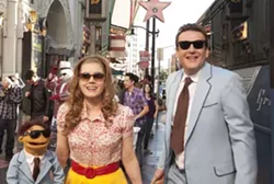 Welcome to the Jungle, baby: (from l.) Walter, Segel - and Adams, in the middle of Hollywood, in The Muppets.