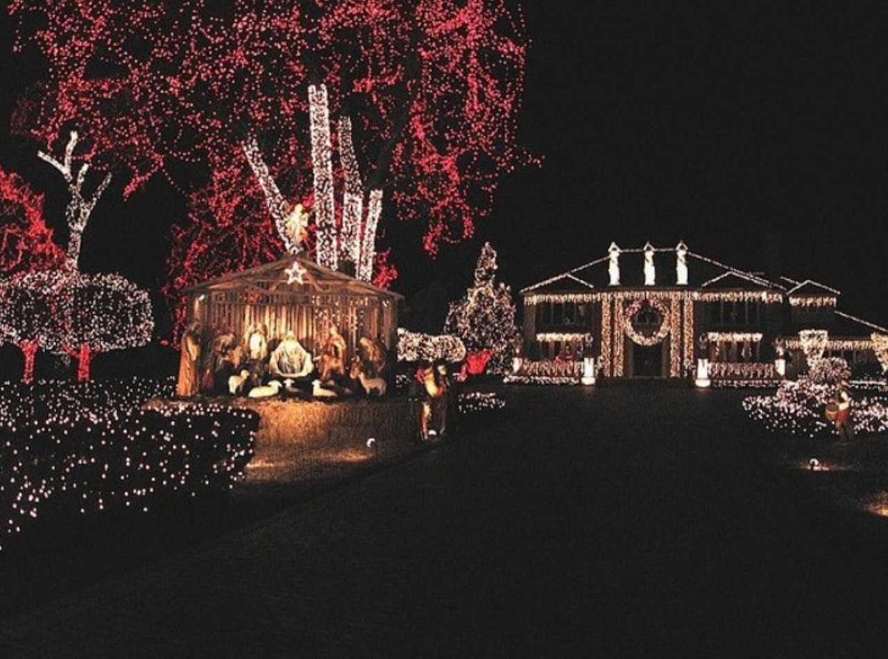 Lake Shore Drive
Lake Shore Rd, Grosse Pointe, MI 48236
Drive along Lake Shore Drive and admire the big houses with over-the-top displays. 
Photo via 15 places to see best Christmas Lights in Michigan